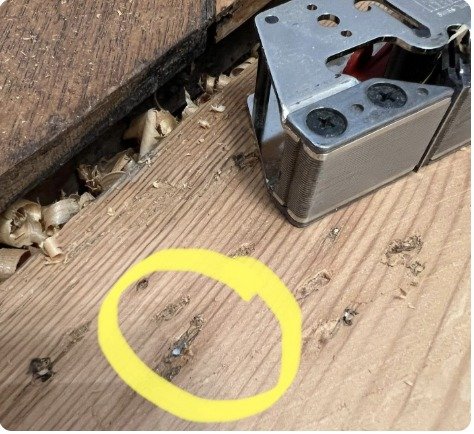 Versteckter Nagel in einem Holzbrett auf der Baustelle