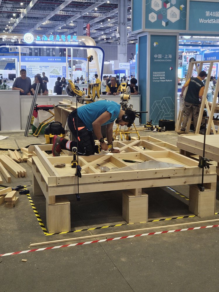 Montage des Bodens des kleinen Holzhauses