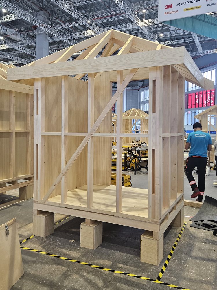 Das aufgebaute Holzhaus im Wettbewerbsbereich